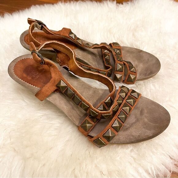 🍋 NOW. • Women’s Metal Studded Leather Sandals W/Kitten Heel Size 39 EU - Picture 1 of 8